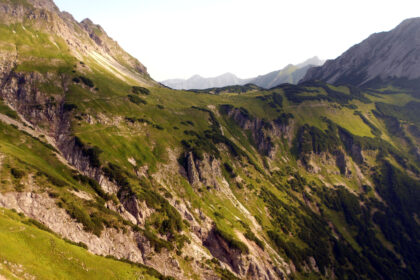 Der Jubiläumsweg windet sich am Berghang entlang Richtung Lahnerscharte