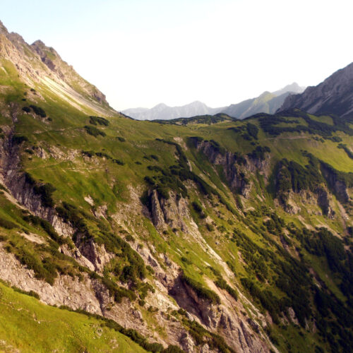 Der Jubiläumsweg windet sich am Berghang entlang Richtung Lahnerscharte