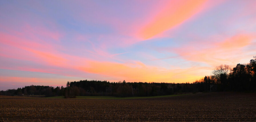 Rot-violett-gelber Sonnenuntergang bei Haidling