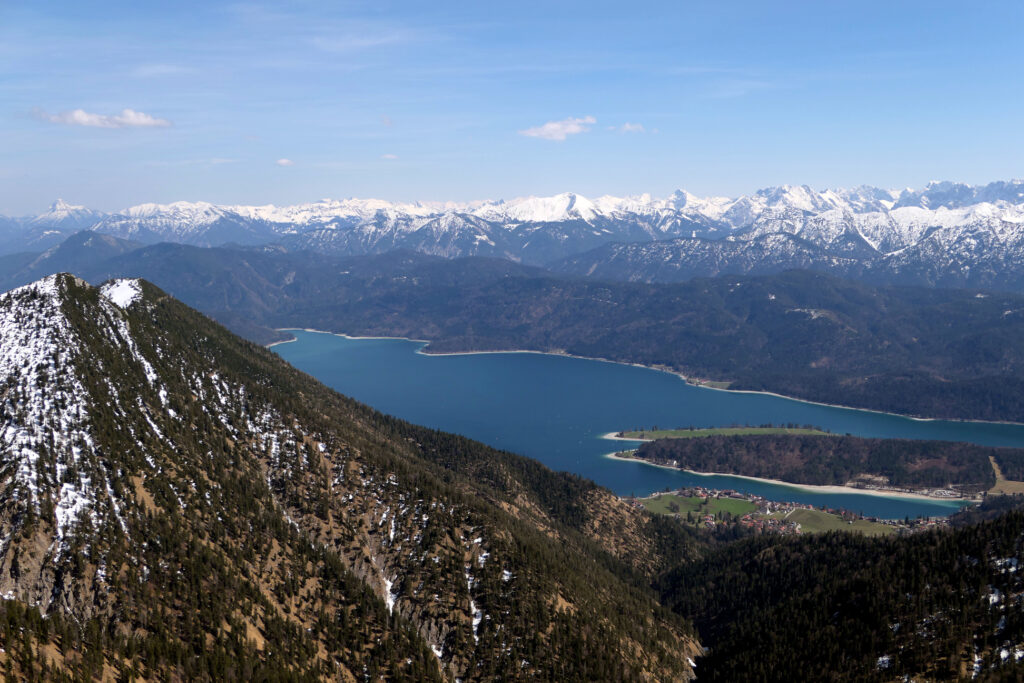 Der Walchensee vor angezuckerter Bergkulisse