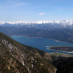 Der Walchensee vor angezuckerter Bergkulisse