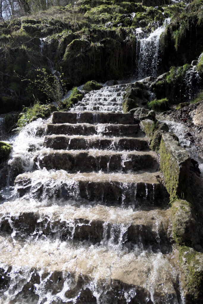 Überfluteter Treppenaufstieg beim Bad Uracher Wasserfall