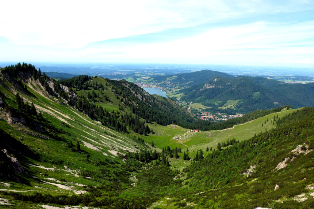 Blick von der Brecherspitz ins Tal auf die Ankelalm und den Schliersee im Hintergrund