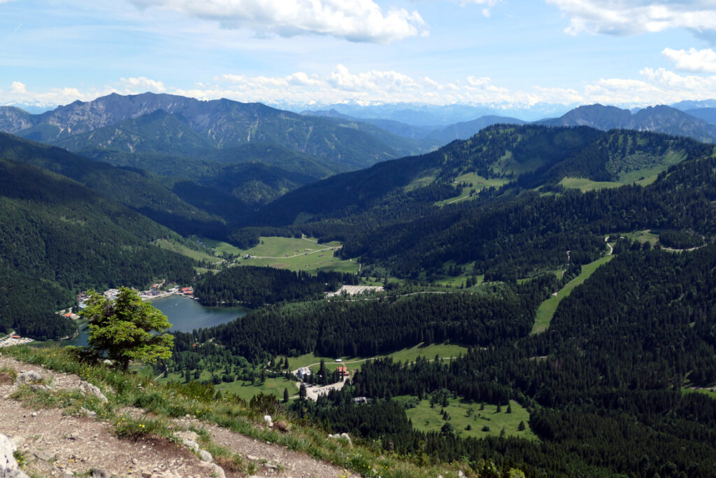Brecherspitz Blick Richtung Süden auf den Spitzingsee und die Kitzbüheler Alpen im Hintergrund