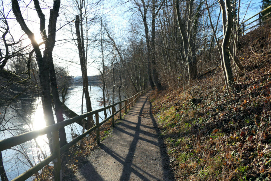 Der Lechweg endet auf einem kleinen Uferweg, der in die Innenstadt von Landsberg führt