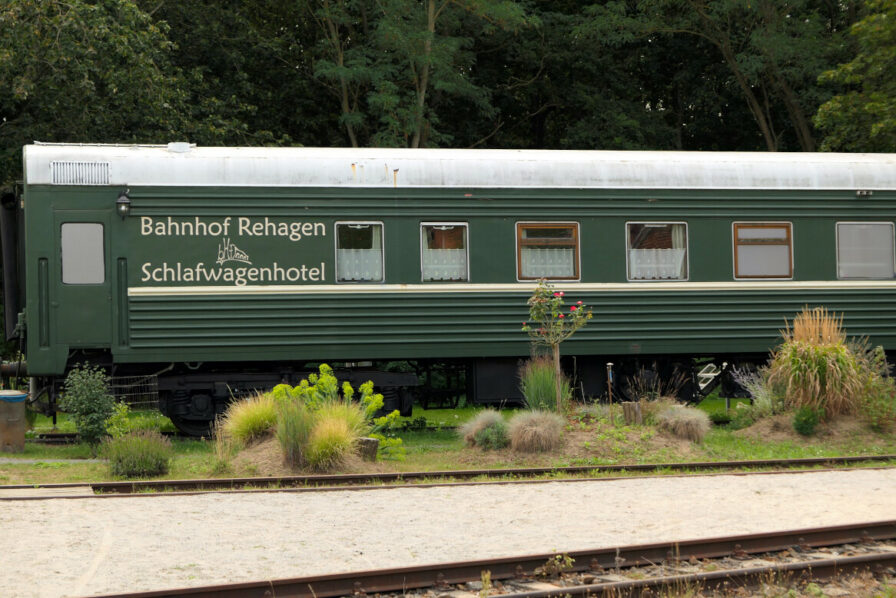 Ein ausrangierter Schlafwagen am Bahnhof Rehagen dient jetzt als Touristenhotel