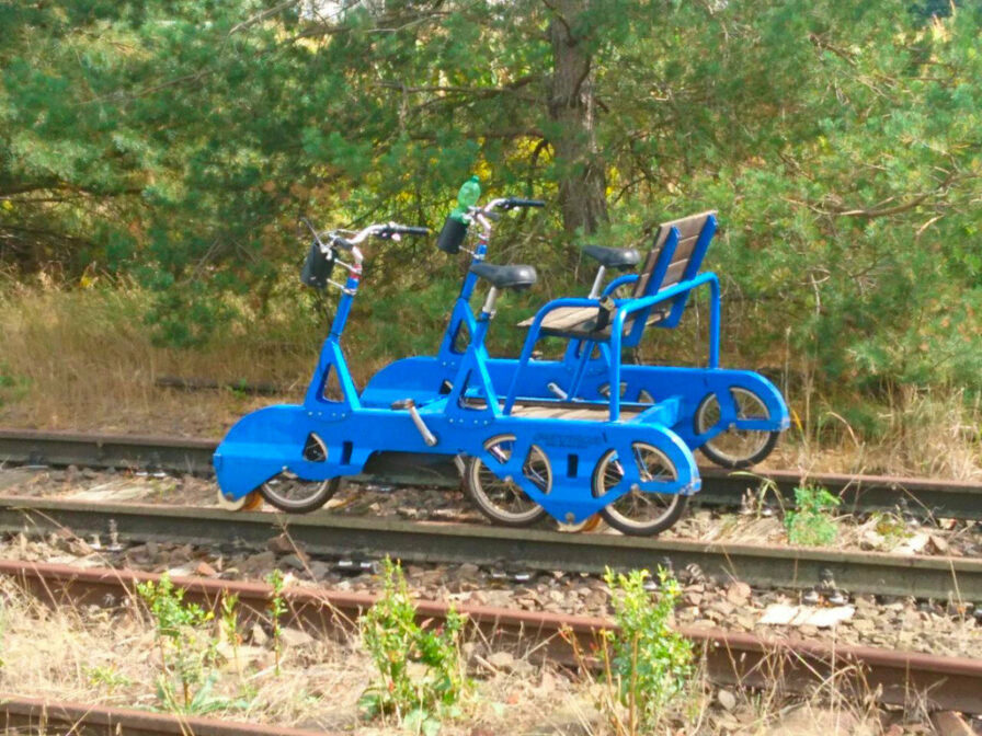 Eine Fahrraddraisine für zwei Personen mit Staufläche und Getränkehalter