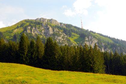 Blick von Rettenberg auf den Grünten und den BR-Turm auf der Hochwartspitze
