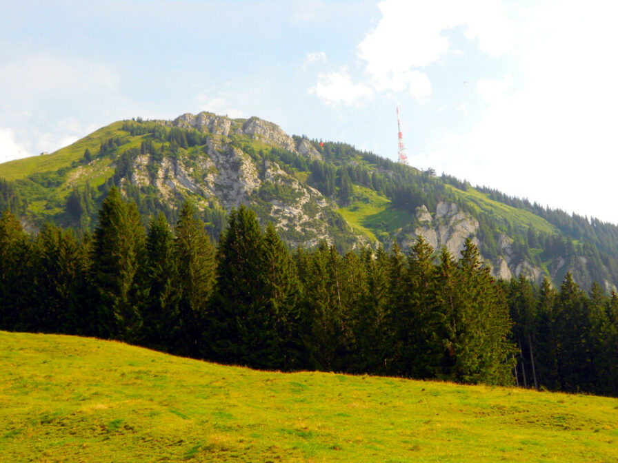 Blick von Rettenberg auf den Grünten und den BR-Turm auf der Hochwartspitze