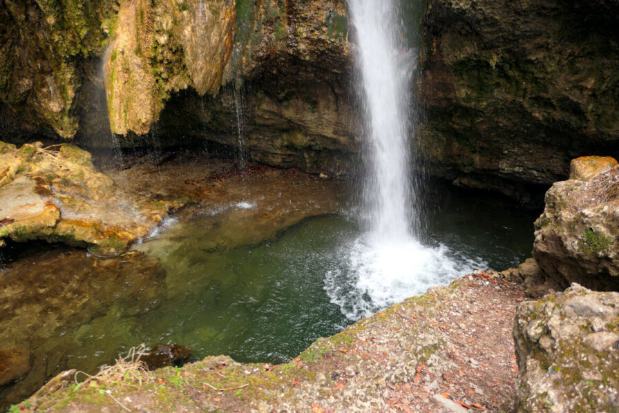 Unten angekommen bildet das Wasser beim Hinanger Wasserfall kleine Pools, in die man am liebsten reinspringen würde