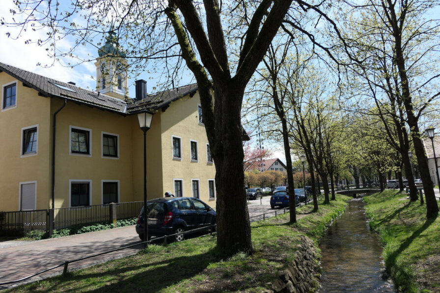 In Alt-Perlach wird dem Hachinger Bach eine von Bäumen gesäumtes Bett zwischen 2 Straßen zugestanden