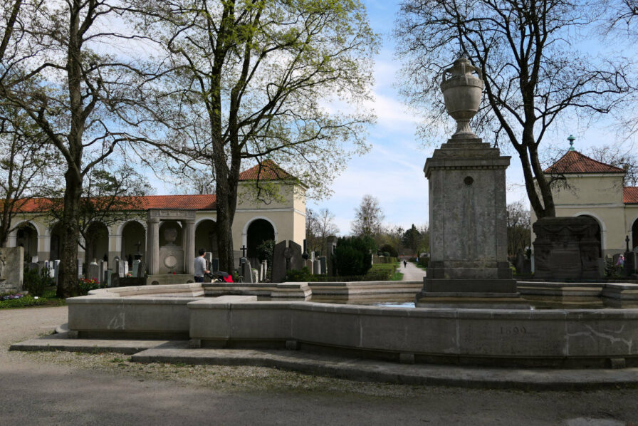 Schöner Brunnen direkt vor der Aussegnungshalle im Münchner Nordfriedhof