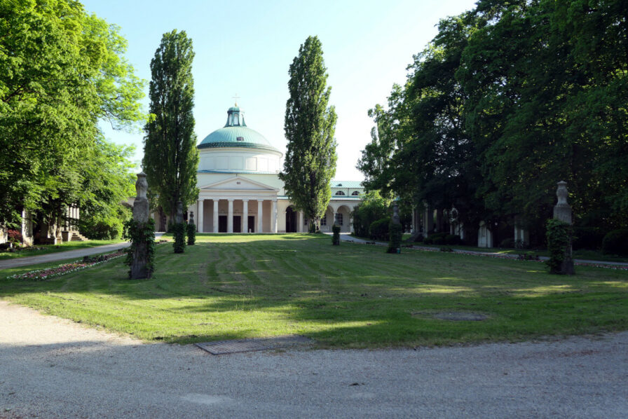 Die Aussegnungshalle vom Münchner Ostfriedhof