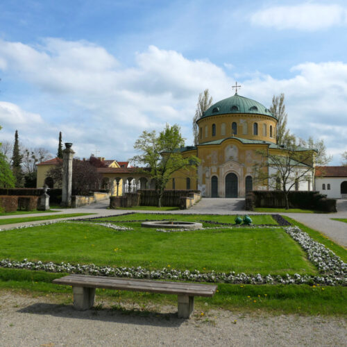 Die Aussegnungshalle im Münchner Westfriedhof wirkt weniger wuchtig als in anderen Münchner Friedhöfen