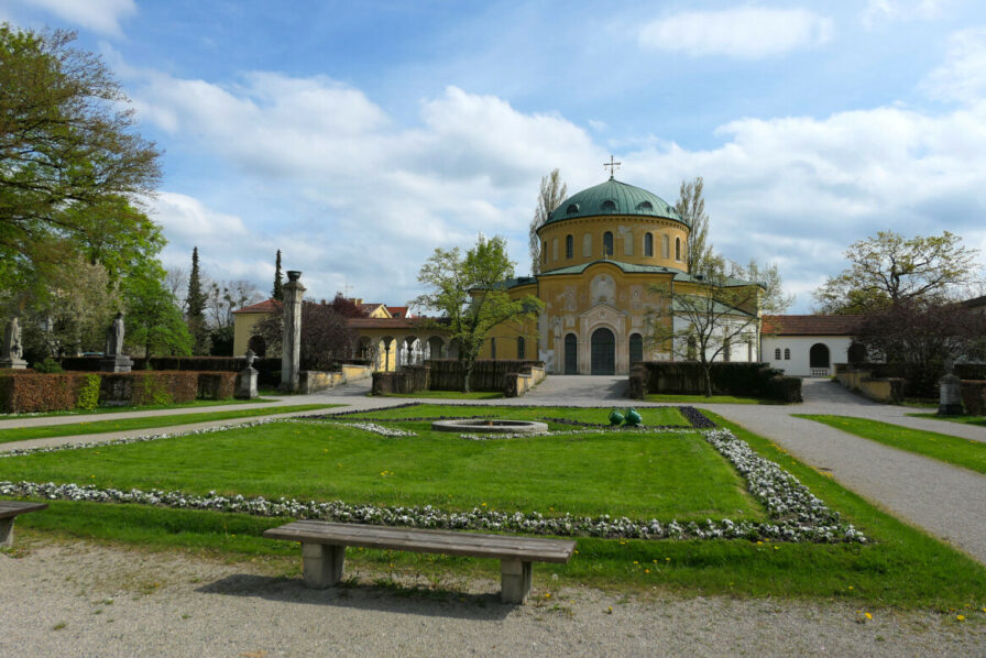 Die Aussegnungshalle im Münchner Westfriedhof wirkt weniger wuchtig als in den anderen Münchner Friedhöfen