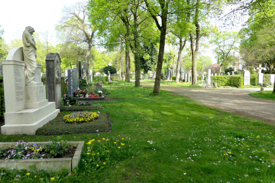 Im Ostteil des Münchner Westfriedhofs ist die Grabbelegung deutlich dichter