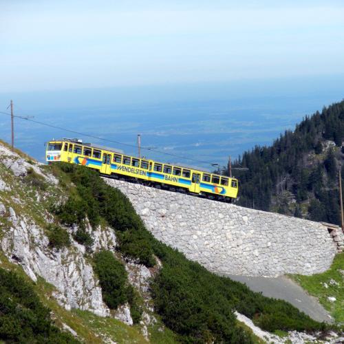 Die Wendelsteinbahn auf der Rampe kurz vor dem Plateau