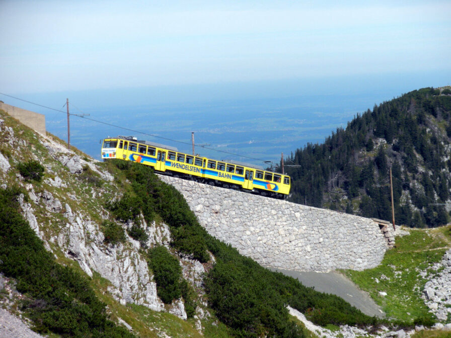 Die Wendelsteinbahn auf der Rampe kurz vor dem Plateau