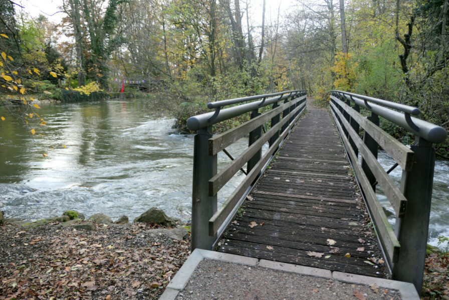 Im Fürstenfeldbrucker Stadtwäldchen führen unzählige Brücken über eine erstaunliche wilde Amper