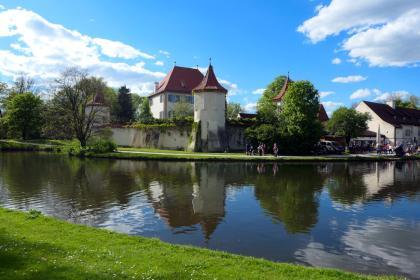 Das Schloss Blutenburg an der Würm in München Obermenzing