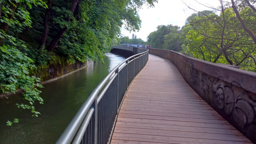 Holzbohlenweg zwischen Auer Mühlbach und der Isar auf Höhe der Maximiliansbrücke