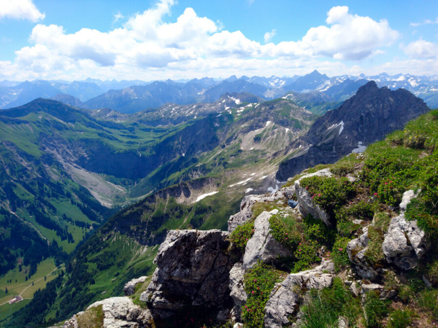 Der Blick geht vom Gaishorn über das Rauhhorn und den Bergacht Wasserfall bis weit ins Tiroler Hochalpengebiet