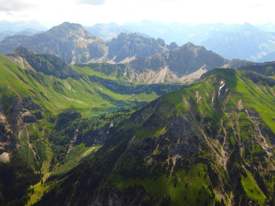 Blick auf den herrlichen Schrecksee inmitten der Gipfelwanne zwischen Kälbele-, Älpele Lahnerkopf