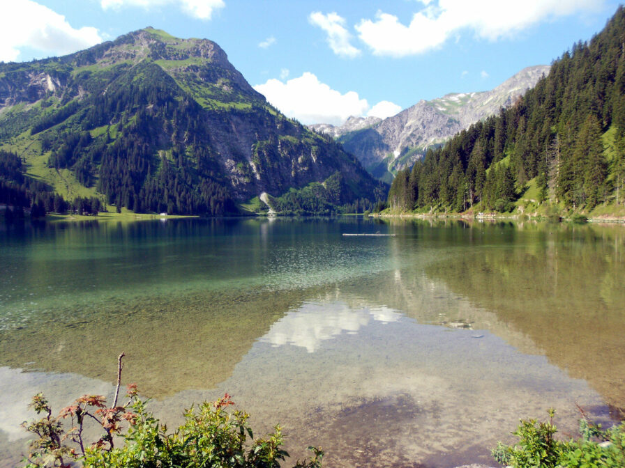 Blick über den Vilsalpsee im Tannheimer Tal auf die Bergkette vom Rauh- und Gaishorn