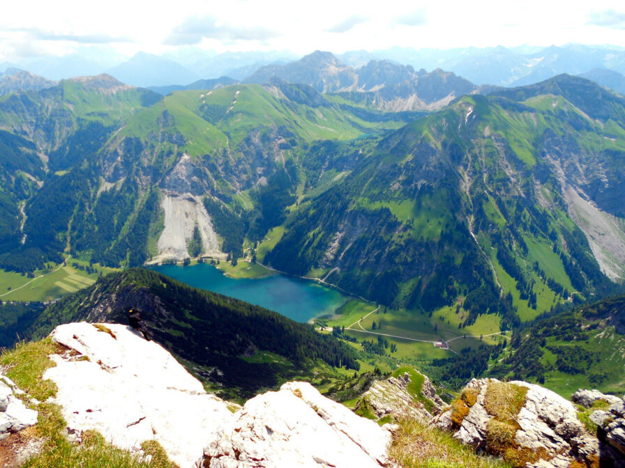 Der Vilsalpsee im Tannheimer Tal vom Gaishorn aus gesehen