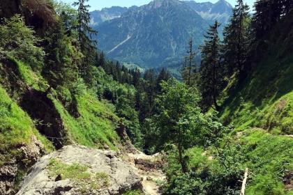 Blick über den steilen Hirschbachtobel auf die Rotspitze