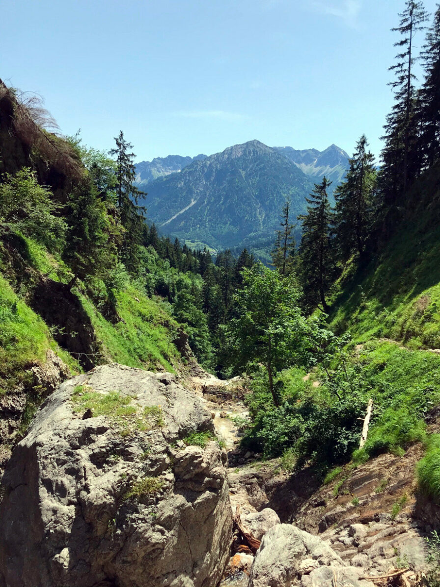Blick über den steilen Hirschbachtobel auf die Rotspitze