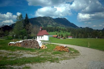 Die Kapelle von Krummenbach vor dem Zinken-Massiv wurde schon in Sebalds Erzählung erwähnt.