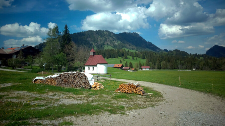 Die Kapelle von Krummenbach vor dem Zinken-Massiv wurde schon in Sebalds Erzählung erwähnt.