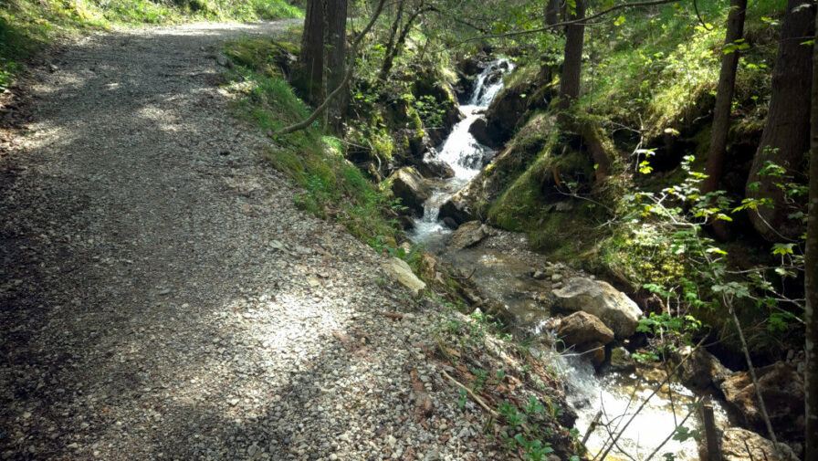 Kleiner Wasserfall am Weissenbach im Albsteigtobel auf dem Weg nach Krummenbach