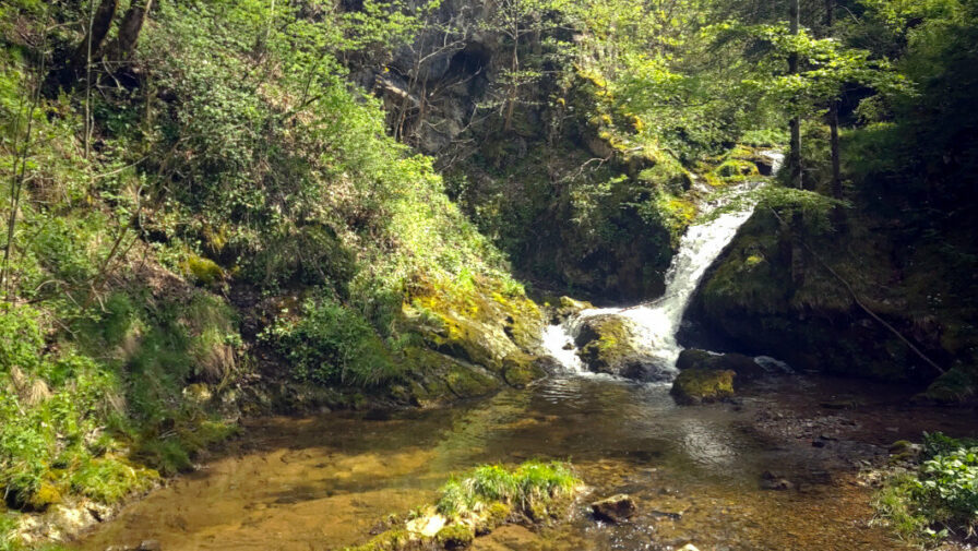 Auf dem Sebaldweg kommen wir auch am Wasserfall des Weissenbach in Unterjoch vorbei