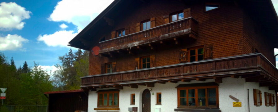 Das alte Zollhaus Oberjoch an der deutsch-österreichischen Staatsgrenze ist der Startpunkt des Sebaldwegs