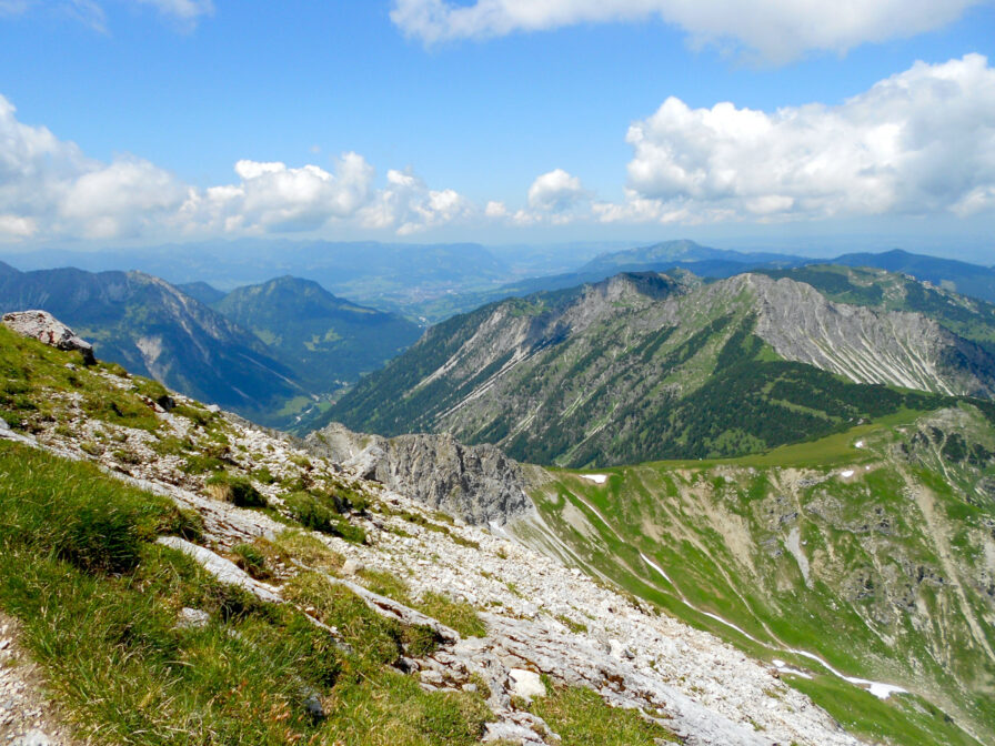 Weiter Ausblick vom Gaishorn Richtung Nordwesten über das Hintersteiner Tal nach Bad Hindelang