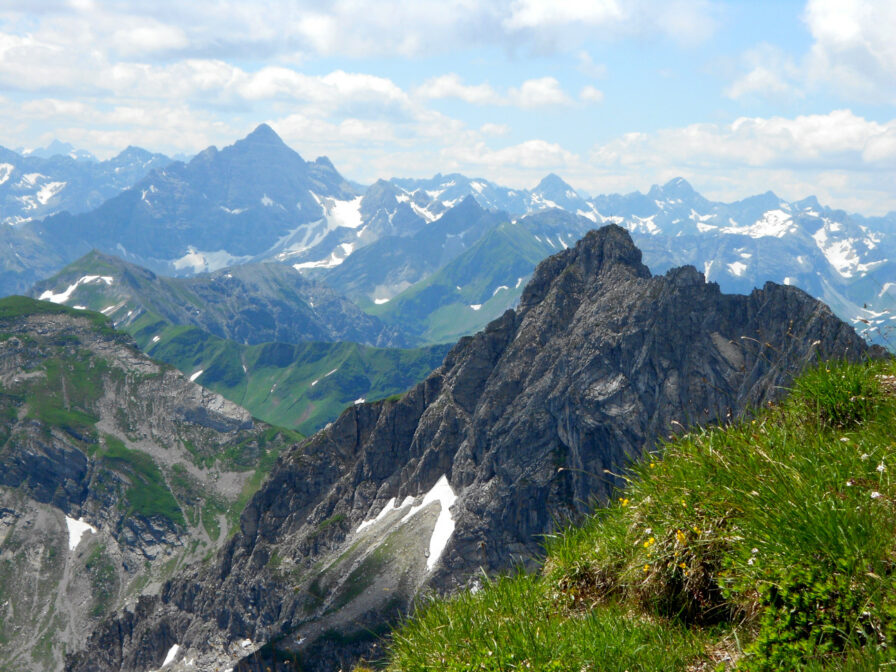 Weiter Ausblick vom Gaishorn Richtung Südwest über die Bergkette des Hintersteiner Tal bis zum Hochvogel